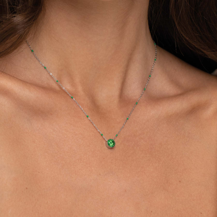 Collier 7 losanges en métal émaillé rose et vert anis sur un support