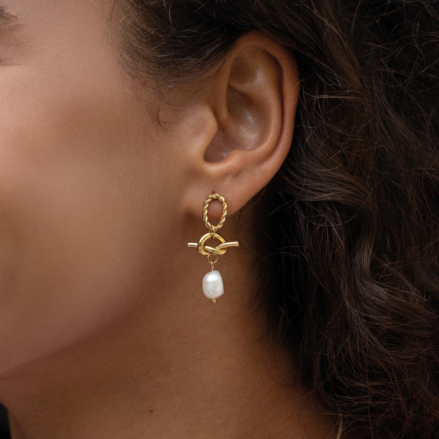 Large choix de Boucles d'oreilles  de bijoux en acier, de montres et de sacs à main sur luzaka.com. Boucles Valéria acier doré or et nacre - Réf : 11322