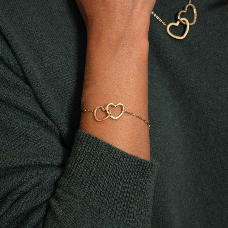 Large choix de Bracelet  de bijoux en acier, de montres et de sacs à main sur luzaka.com. Bracelet cœurs entrelacés acier doré or - Réf : 11529