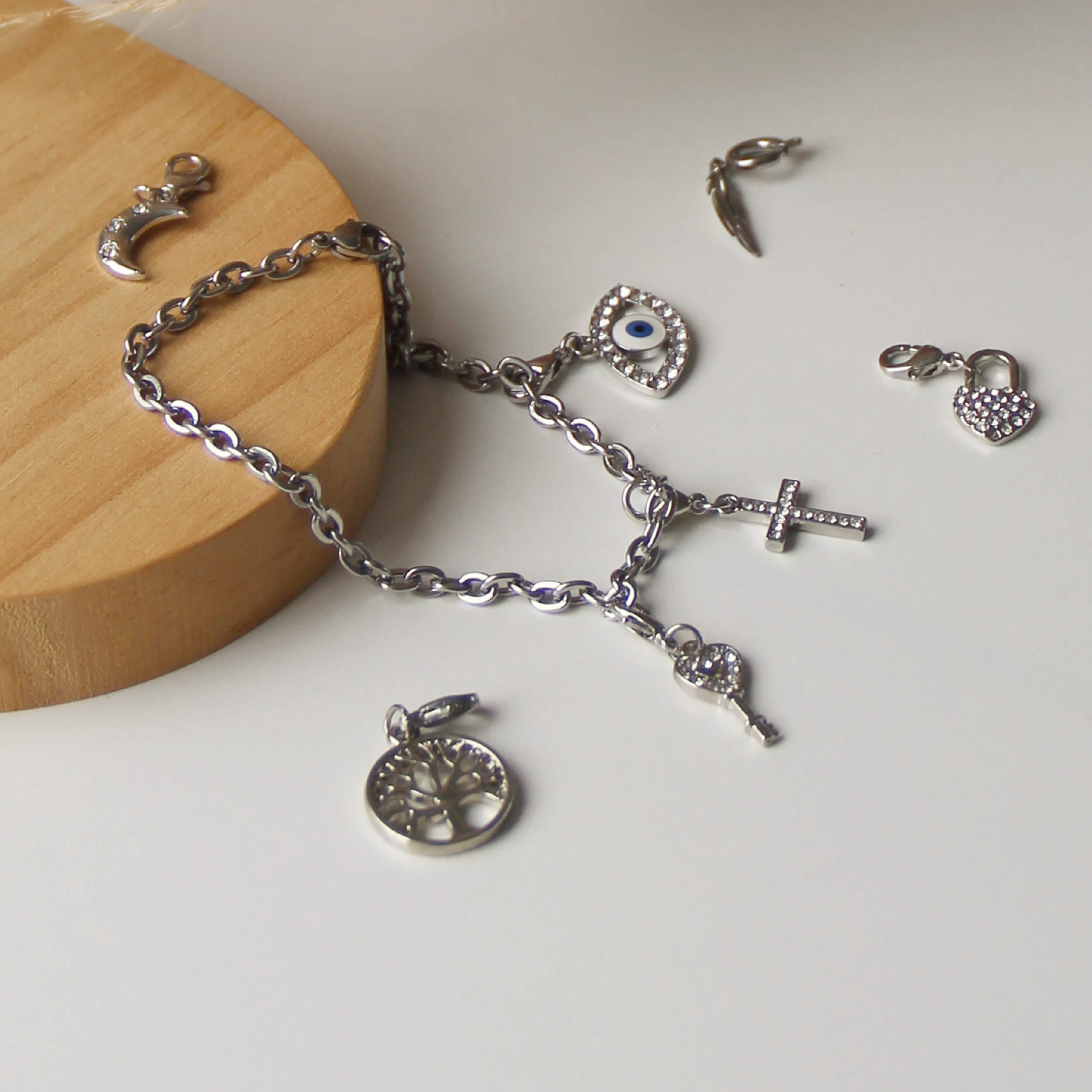 <span style= "letter-spacing: 0px; font-family: 'Oswald'; font-weight: 600; text-decoration: none;">CHARMS MÉTAL</span></p> Charms métal