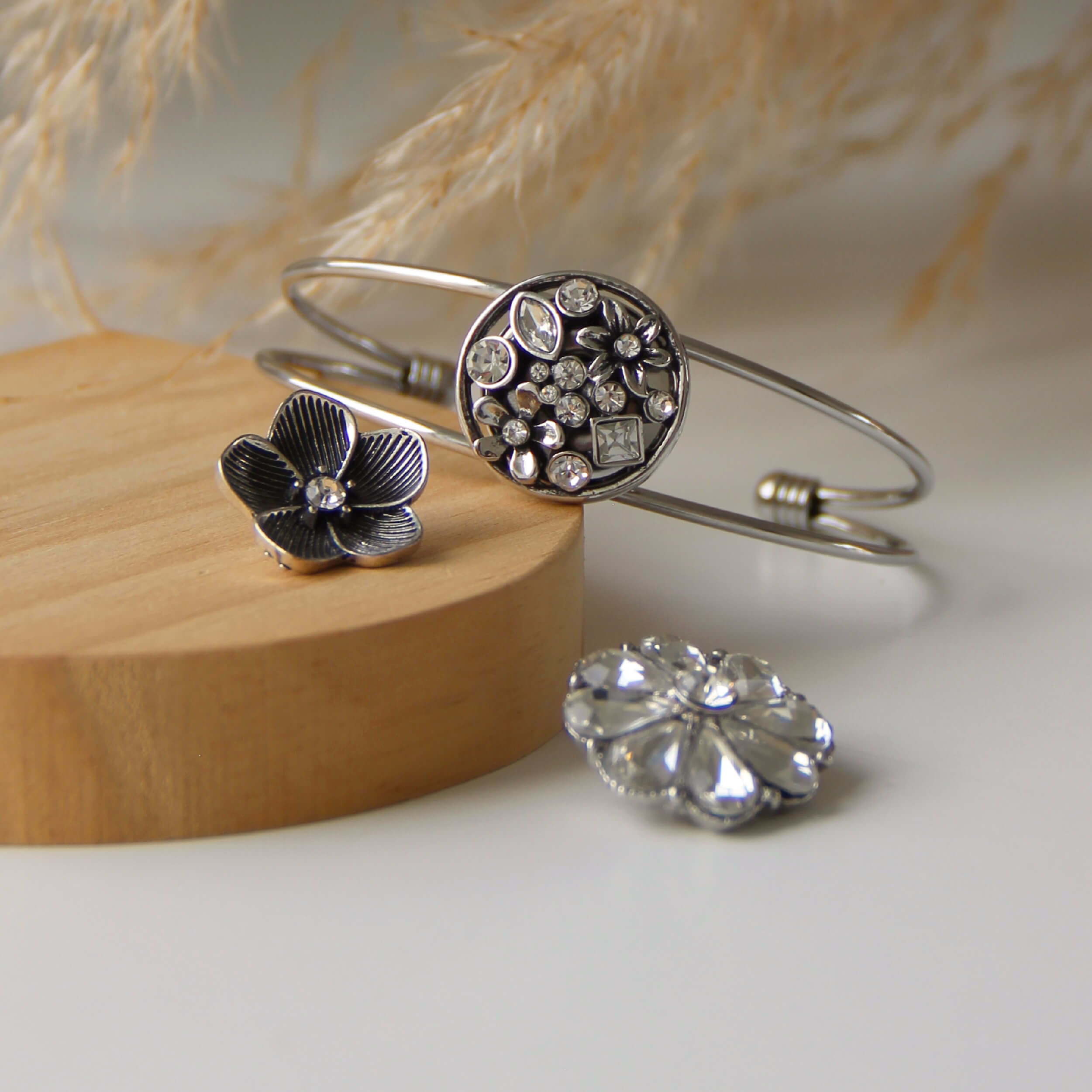 <span style= "letter-spacing: 0px; font-family: 'Oswald'; font-weight: 600; text-decoration: none;">BIJOUX SNAP</span></p> bijoux snap